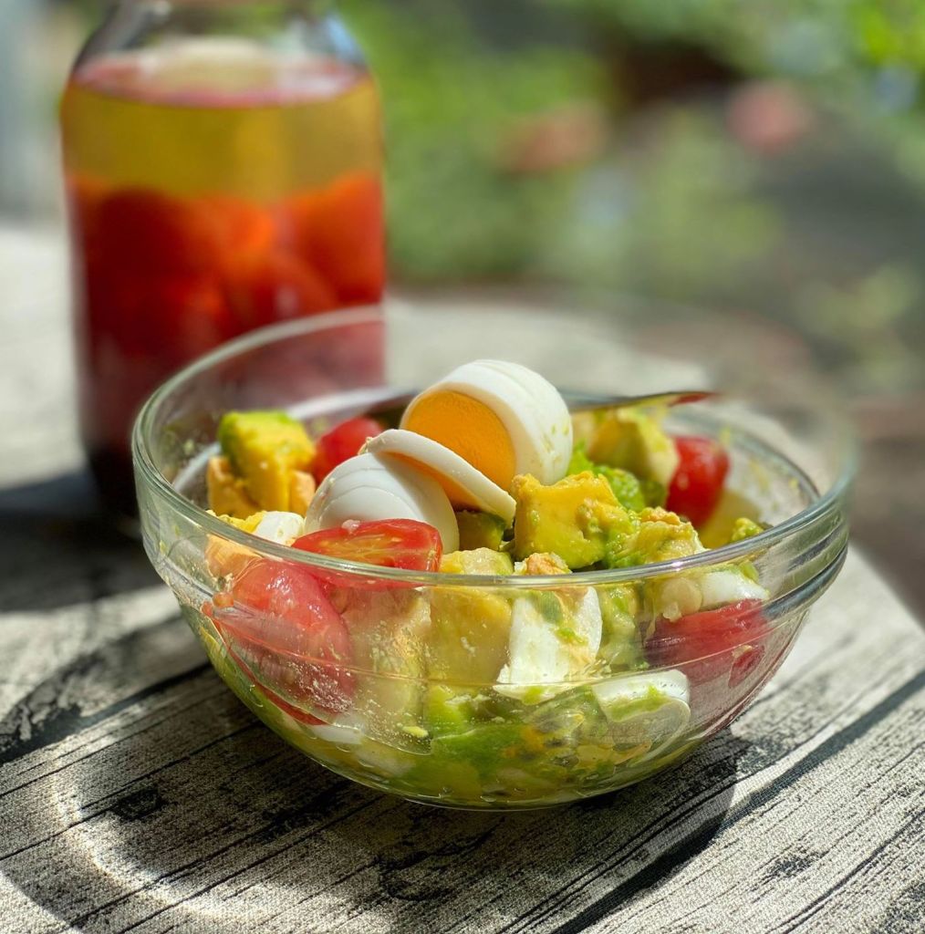 白甜酒蜜漬小番茄、酪梨香蕉沙拉