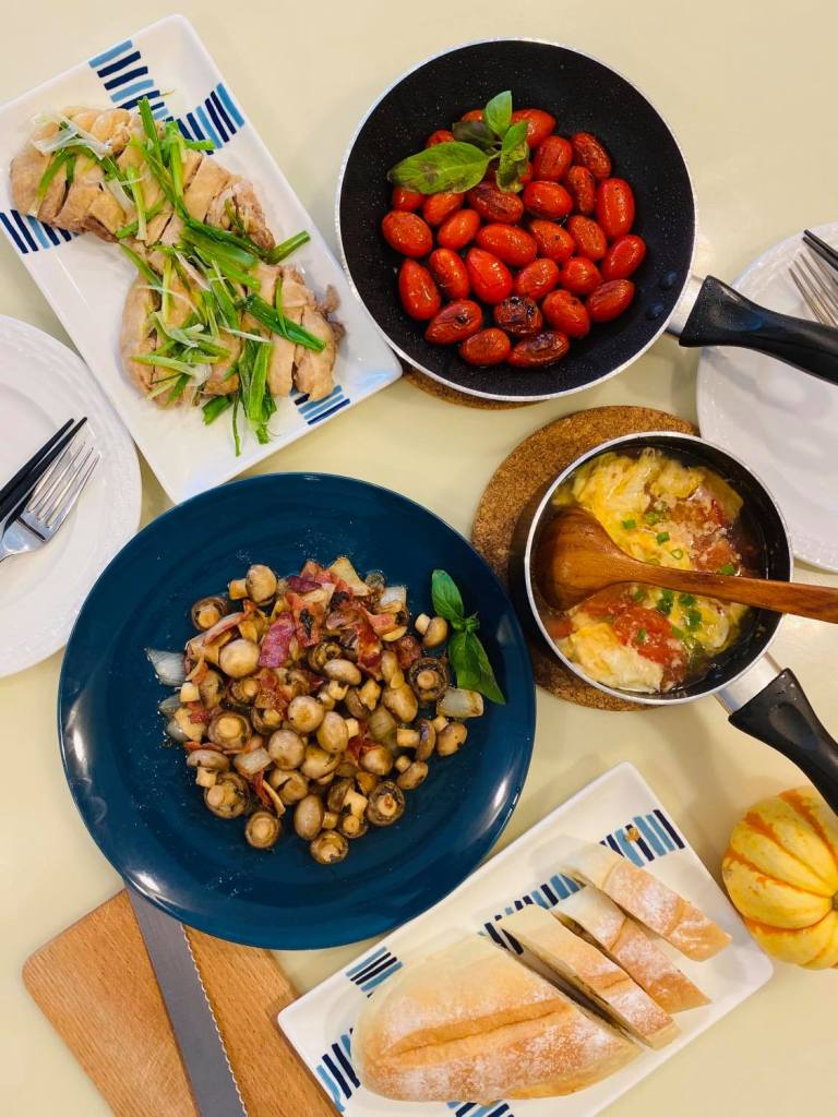 蔥油雞、培根羅勒奶油洋菇、紅酒醋膏爆慾女番茄、番茄蛋花湯